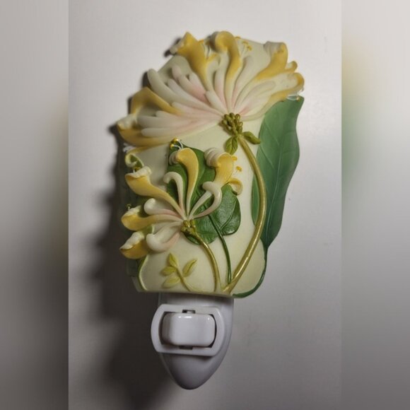 Light Exotic Floral Design - Picture 4 of 4